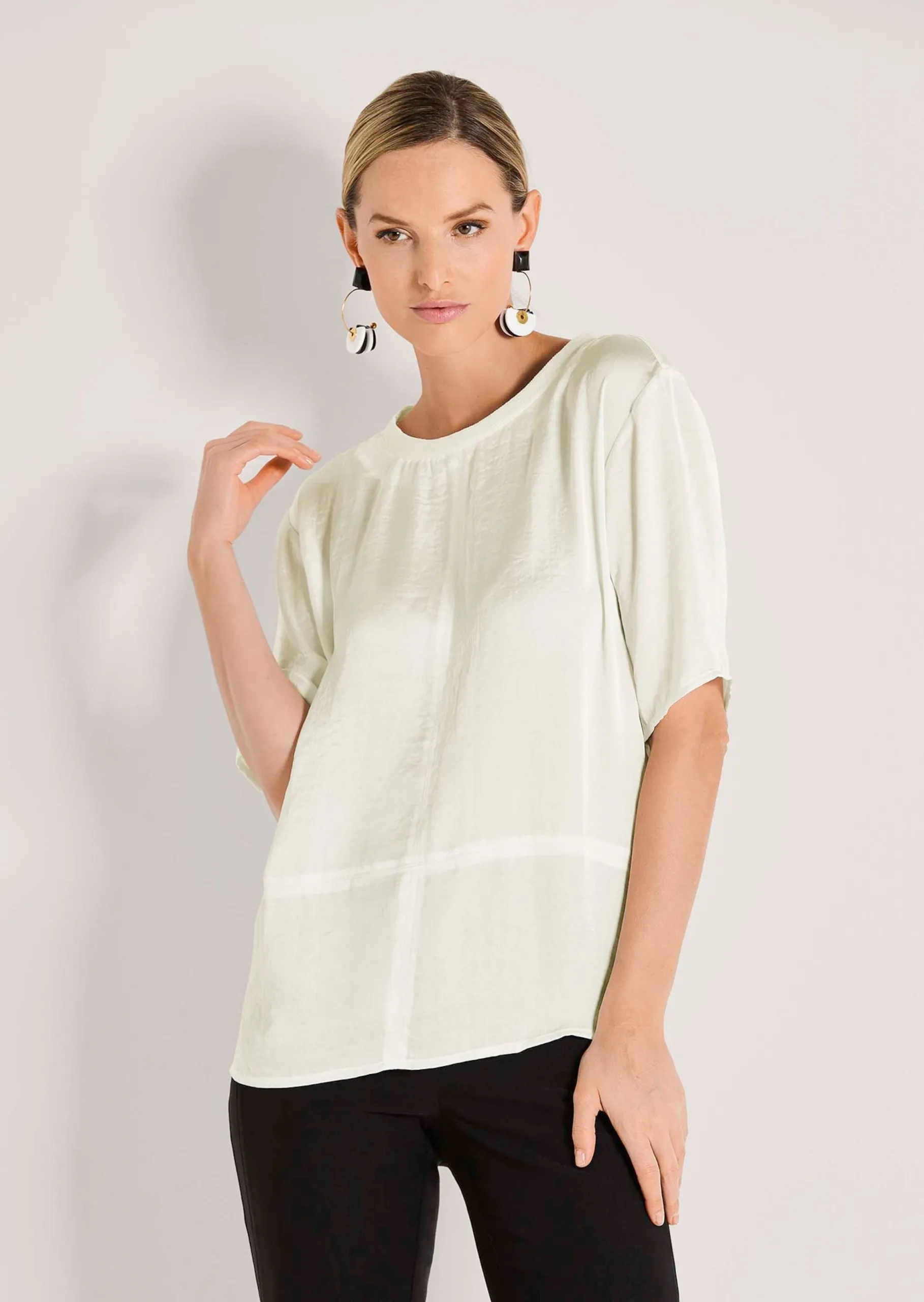 Halbarmbluse mit Ziernähten